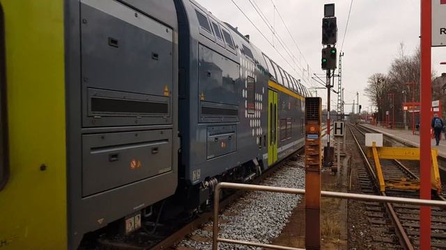 ET 445 Twindexx Doppeltraktion. Hat Ausfahrt in Elmshorn. Als RE 7 in Richtung Kiel und Flensburg смотреть онлайн