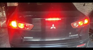 Как легко заменить лампу габаритов и стоп-сигнала в Митсубиси Лансер 10  W21/5W