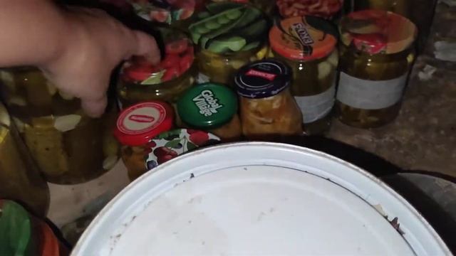 Храним заготовки в неглубоком подполье: ревизия заготовок помидоров, огурцов, грибов и остального смотреть онлайн