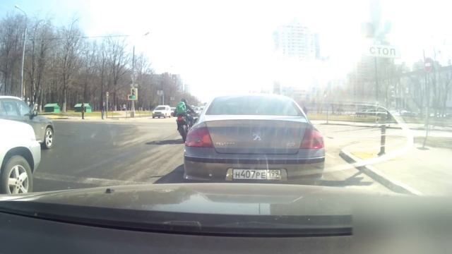 Мотоциклист упал на ровном месте. смотреть онлайн