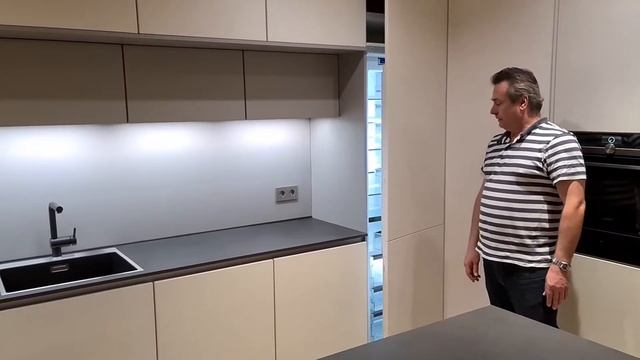 Осмотр кухни без ручек от Nobilia после сборки в городе Dortmund, NRW смотреть онлайн