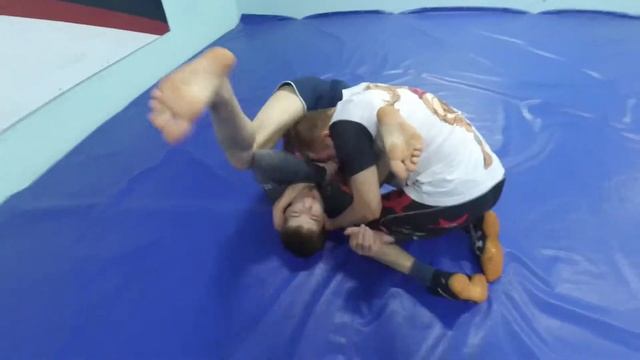 Урок 10 - Свип из гарда через рычаг локтя смотреть онлайн