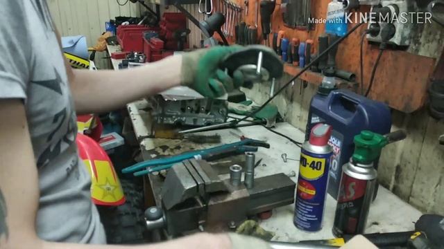 Установка передних проставок 20 мм на Toyota Voxy hybrid 2014 смотреть онлайн