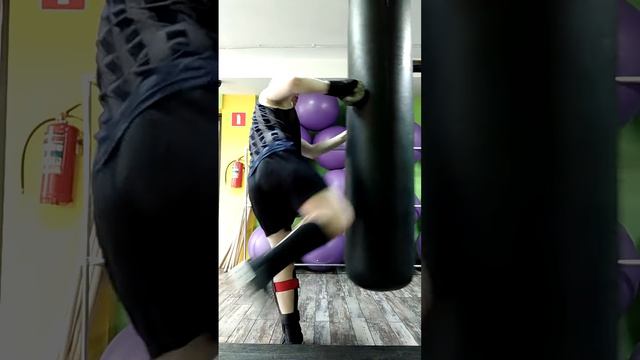 Тайский бокс. Муай-тай. Фитнес. Отработка ударов на боксерском мешке. 14 мая. Часть 3. смотреть онлайн