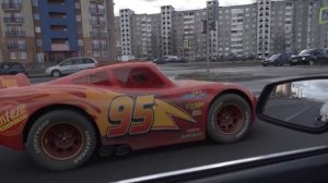 Молния Маккуин в реальной жизни на дороге