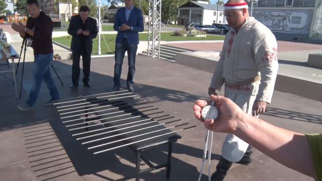 Наибольшее количество согнутых металлических прутов о голову смотреть онлайн