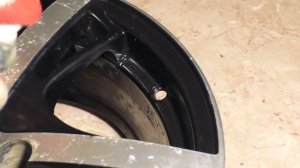 Замена вентиля в литом диске, при помощи самодельного приспособления.