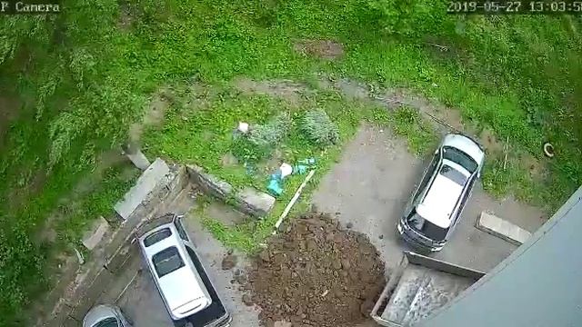На фасаде дома незаконно установлены камеры, установлен балкон, пандус, блоки, разбросана земля №1 смотреть онлайн