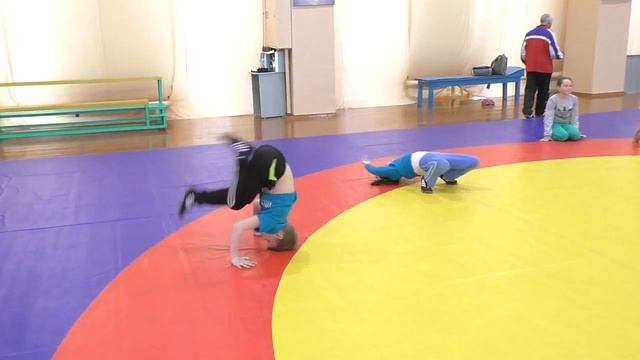 Перевороты на борцовский мост и обратно. Занятие с детьми по вольной борьбе. смотреть онлайн