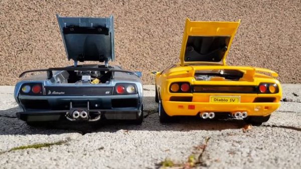 LAMBORGHINI DIABLO GT(Motormax) vs. DIABLO SV (Welly) 1:18