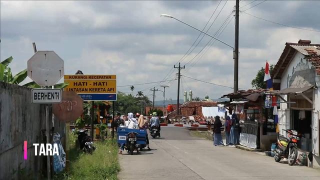 Busy JPL 352 - Lots of Trucks Carrying Stones Here ! Railroad Crossing Indonesia | Java Railfanning смотреть онлайн