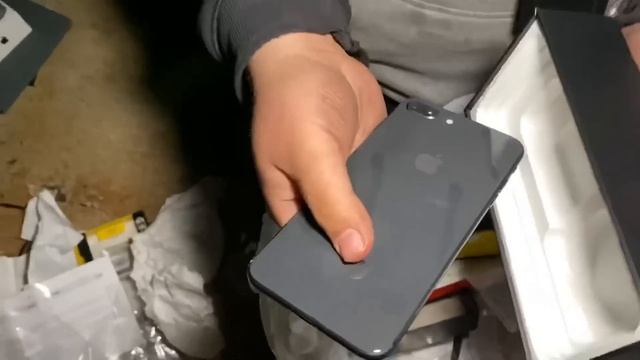FOUND iPHONE 8 PLUS!! DUMPSTER DIVING APPLE STORE!! смотреть онлайн