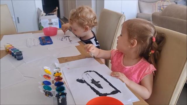 КАК ДВОЙНЯШКИ УЧАТСЯ РИСОВАТЬ КРАСКАМИ ... смотреть онлайн