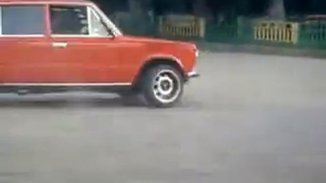 Бешаная жигули дрифтит на площади ! смотреть онлайн
