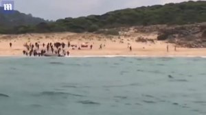 Мигранты из Африки высадились на нудистском пляже в Испании  видео