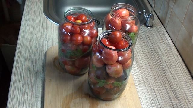 Вкуснейшие маринованные помидоры с петрушкой и сливой !!! смотреть онлайн