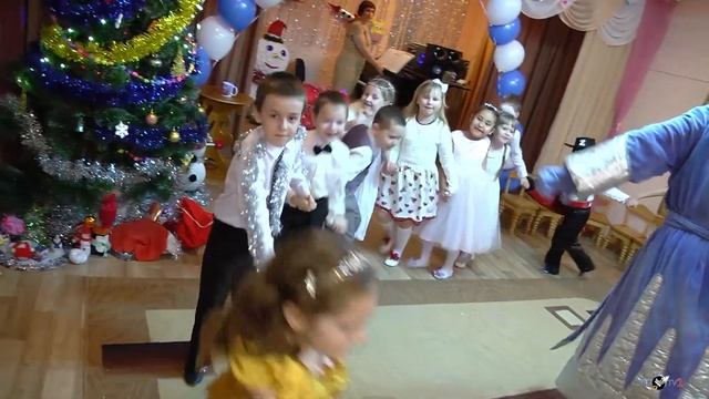 Новогодний утренник. Дед Мороз веселит детей весь праздник. смотреть онлайн