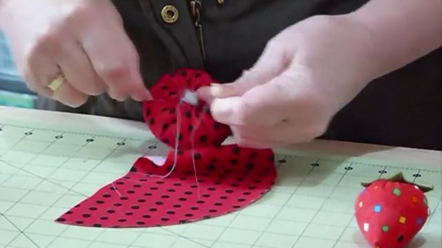 Strawberry Pin Cushion - How Delicious! - Quilting Tips & Techniques 041 смотреть онлайн