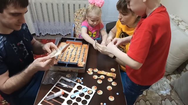 Настя и Папа играют вместе с Мамой и Кириллом в настольную игру Кукарача (Таракан). смотреть онлайн