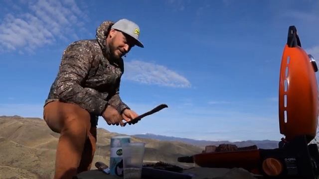 В ГОРАХ ГОТОВИМ МРАМОРНУЮ ГОВЯДИНУ! Компактный гриль смотреть онлайн