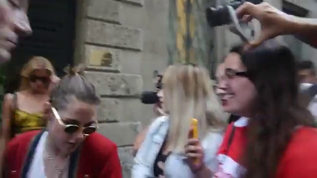 Кристен и Стелла покидают показ модного дома Versace - 16.06.2018 смотреть онлайн