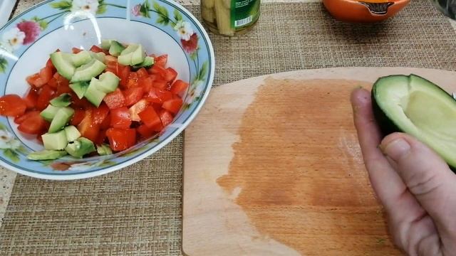 ??ВКУСНЕЙШИЙ ВИТАМИННЫЙ САЛАТ С АВОКАДО, ПОМИДОРАМИ и БЕБИ КУКУРУЗОЙ смотреть онлайн