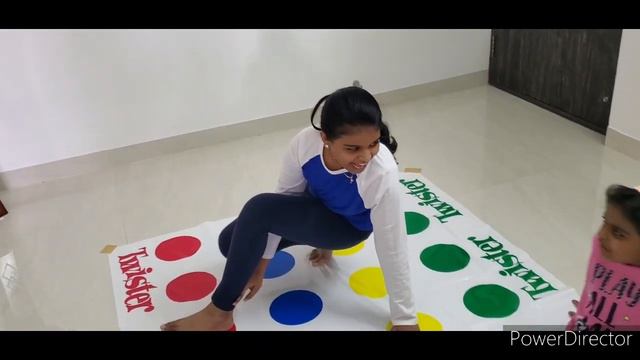 Twister!! Fun Indoor game!! Funny Moments Captured 😄 смотреть онлайн
