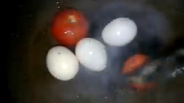 Дочка замужем не умеет готовить и мама посоветовала чтобы она пожарила яйца с помидорами и вот резу смотреть онлайн