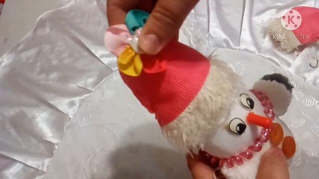 Новогодний снеговик своими руками! Как сделать снеговика за 5 минут!Подарок к Новому году! Поделка смотреть онлайн