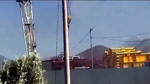 Козловой кран упал в Тюмени. Момент падения крана попал на видео.