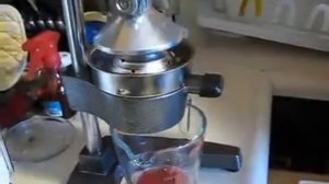 Как выжимать гранаты прессом для цитрусовых