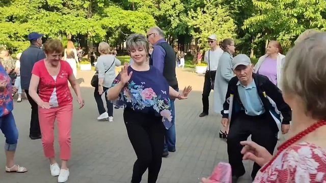 27.05.23.г. "НЕ ОТПУСКАЙ"... звучит на танцполе в Гомельском парке. смотреть онлайн