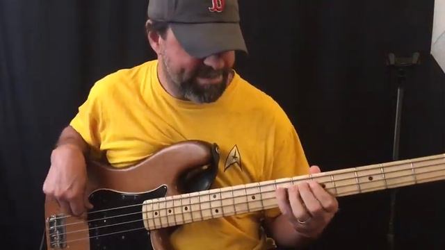 A demo for a 1976 Fender Precision Bass...one of the good ones! смотреть онлайн