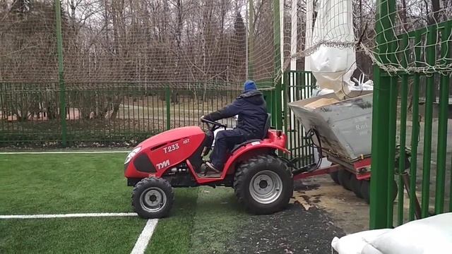 Засыпка искусственной травы. Уход за искусственной травой. Подсыпка футбольного поля .profgrass.ru смотреть онлайн