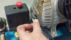 Быстрый и чистый способ замены масла в воздушном компрессоре DGM AC-254