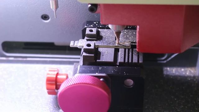 How to copy a HU66 Volkswagen Bora key in SEC E9 automatic key cutting machine in Spanish Language смотреть онлайн
