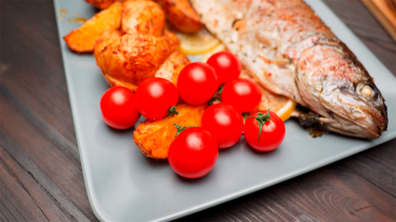 Форель с картошкой по-деревенски. смотреть онлайн