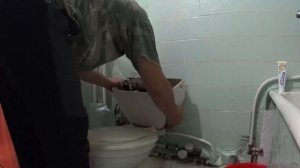 Устранение протечки между унитазом и бачком