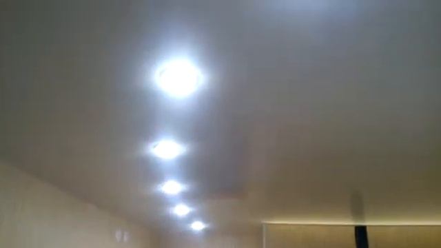 Белый глянцевый потолок на кухне с диодной лентой. Ул. Павла Шаманова 26 смотреть онлайн