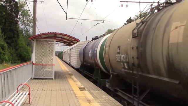 Электровоз ВЛ10У-680«150 лет Северной железной дороге» с грузовым поездом и приветливой бригадой смотреть онлайн