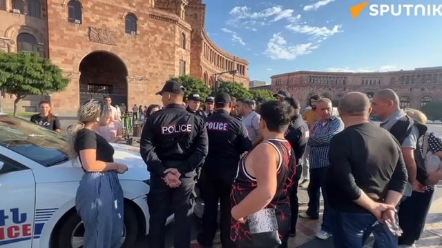 Протестующие в Ереване не позволили проехать на площадь Республики патрульной машине смотреть онлайн