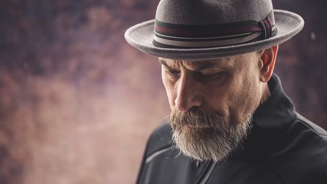 Бомж нашел на свалке старый диван, а когда поднял сиденье, закричал от шока, увидев… смотреть онлайн