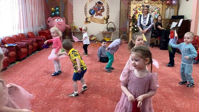 Танец-иггра с платочками. "Вот какой платочек мой!" Группа №8 "Знайки" (2-3 года) смотреть онлайн