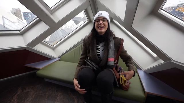 ¡¿CÓMO VIVEN ASÍ?! | La ciudad de “casas cubo” en Europa 🏠🟥 смотреть онлайн