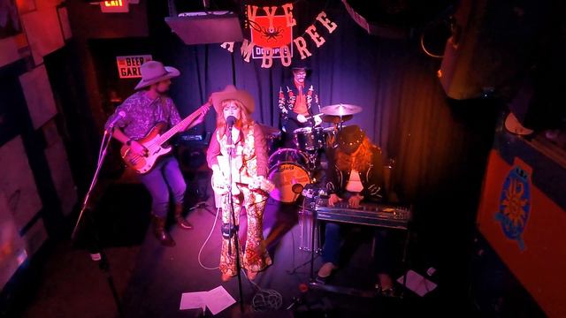 Katie and the Honky Tonks 2021-12-31 Octopus College Hill, Cedar Falls, IA Set One смотреть онлайн