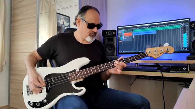 Ramones "Go Lil´ Camaro Go" Bass cover смотреть онлайн