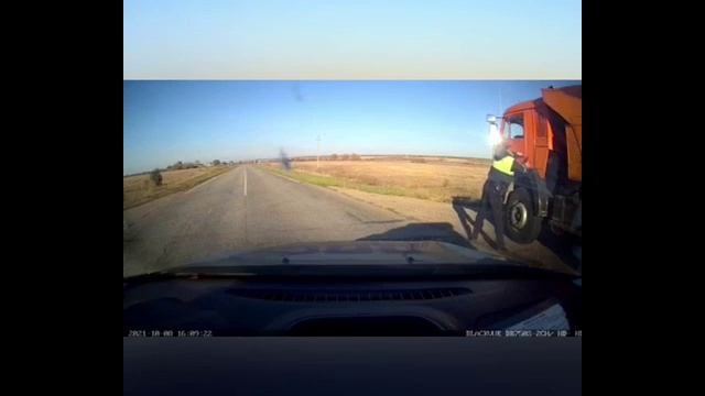 Полицейским пришлось стрелять по КАМАЗу, на котором пьяный водитель творил беспредел на дороге смотреть онлайн