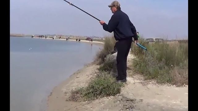 Рыбалка на Арабатской стрелке. Приготовление икры в походных условиях. 1 часть. смотреть онлайн