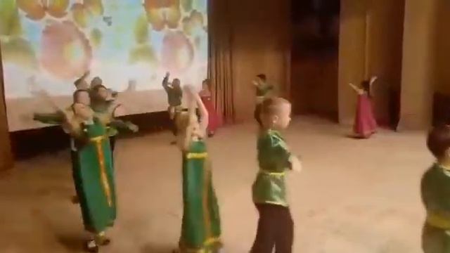 Дети к 8 марта. Танец для мам, бабушек и всех женщин смотреть онлайн