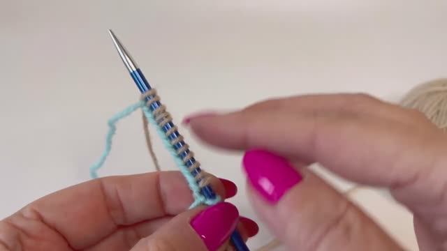 Как набрать петли спицами , используя дополнительную нить👌 смотреть онлайн